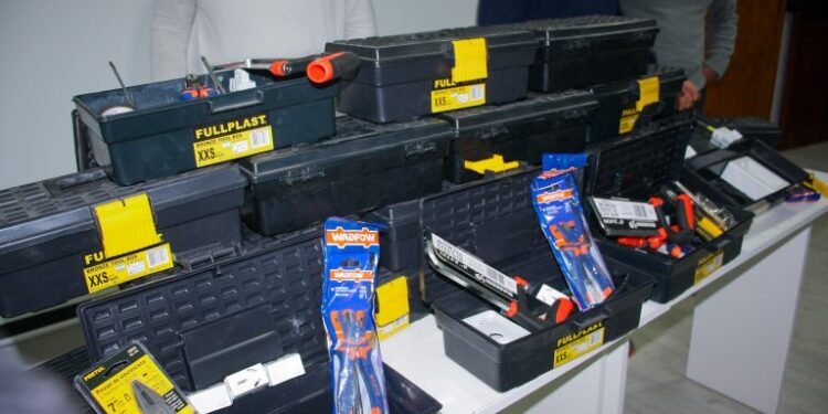 Entrega de Kit de herramientas de electricidad para estudiantes del Centro de Formación Laboral 401