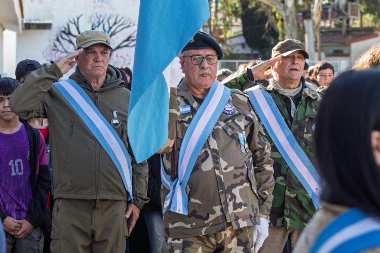 La Secundaria N.º 13 de Mar del Tuyú, celebró el Día de la Bandera con la participación de veteranos del Canal de Beagle