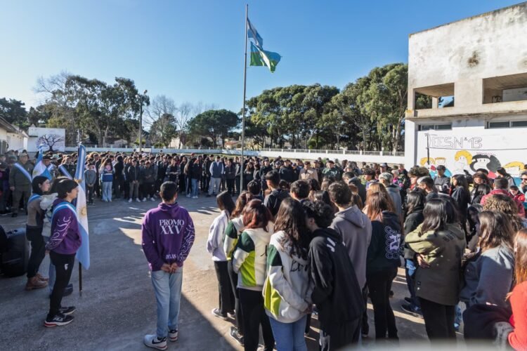 La Secundaria N.º 13 de Mar del Tuyú, celebró el Día de la Bandera con la participación de veteranos del Canal de Beagle