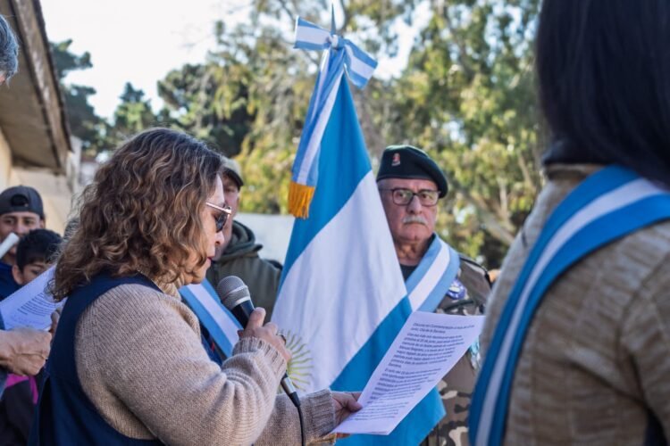 La Secundaria N.º 13 de Mar del Tuyú, celebró el Día de la Bandera con la participación de veteranos del Canal de Beagle