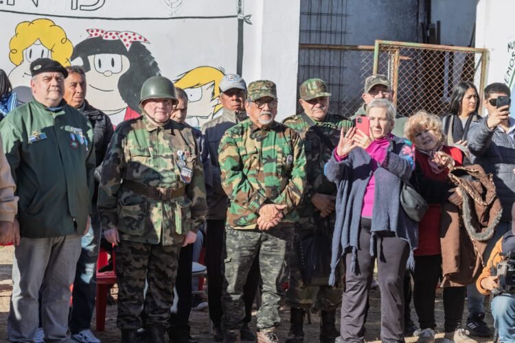 La Secundaria N.º 13 de Mar del Tuyú, celebró el Día de la Bandera con la participación de veteranos del Canal de Beagle