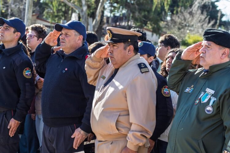 La Secundaria N.º 13 de Mar del Tuyú, celebró el Día de la Bandera con la participación de veteranos del Canal de Beagle