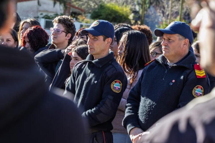 La Secundaria N.º 13 de Mar del Tuyú, celebró el Día de la Bandera con la participación de veteranos del Canal de Beagle