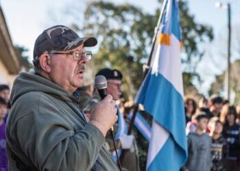 La Secundaria N.º 13 de Mar del Tuyú, celebró el Día de la Bandera con la participación de veteranos del Canal de Beagle