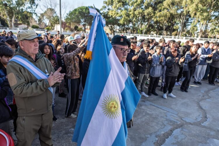 La Secundaria N.º 13 de Mar del Tuyú, celebró el Día de la Bandera con la participación de veteranos del Canal de Beagle