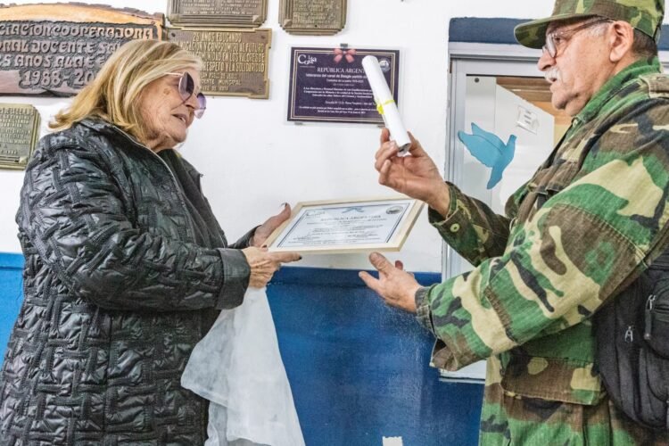 La Secundaria N.º 13 de Mar del Tuyú, celebró el Día de la Bandera con la participación de veteranos del Canal de Beagle