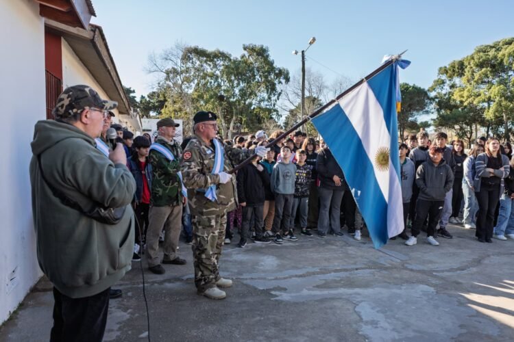 La Secundaria N.º 13 de Mar del Tuyú, celebró el Día de la Bandera con la participación de veteranos del Canal de Beagle