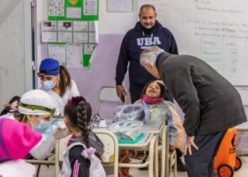 Salud bucal: Por segundo año consecutivo un equipo odontológico de la UBA atiende en escuelas de La Costa