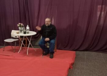 Inauguraron un Banco Rojo en Mar de Ajó como símbolo de prevención y memoria contra la violencia de género