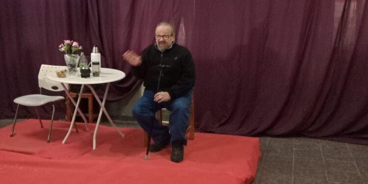 Inauguraron un Banco Rojo en Mar de Ajó como símbolo de prevención y memoria contra la violencia de género