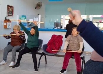 Adultos mayores participan de una propuesta que combina salud y deporte en el Hospital de San Clemente del Tuyú