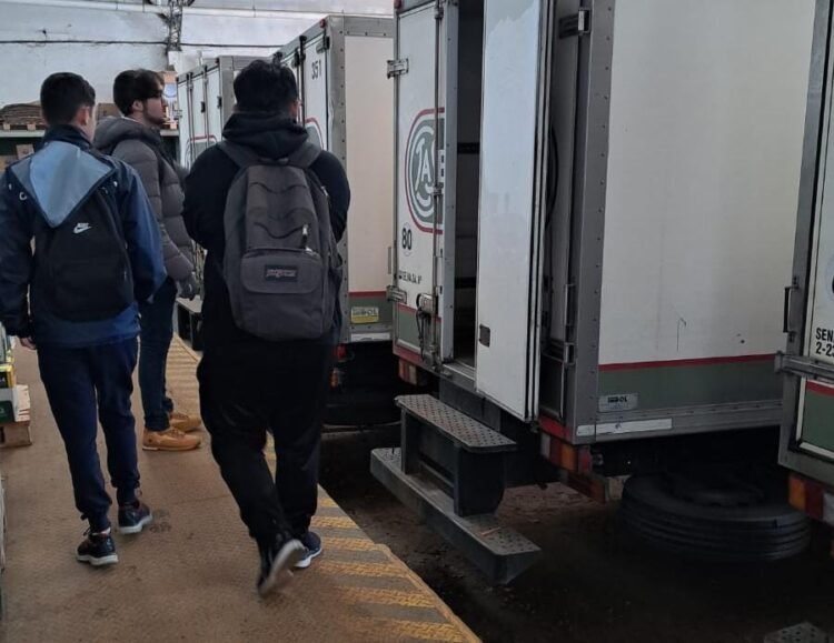 Visita práctica y educativa al depósito de una empresa láctea de alumnos de la especialidad “Tecnología de los alimentos”
