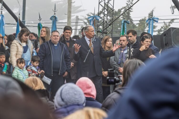 Día de la Independencia en La Costa: Juan llamó a defender la educación, el trabajo y la democracia