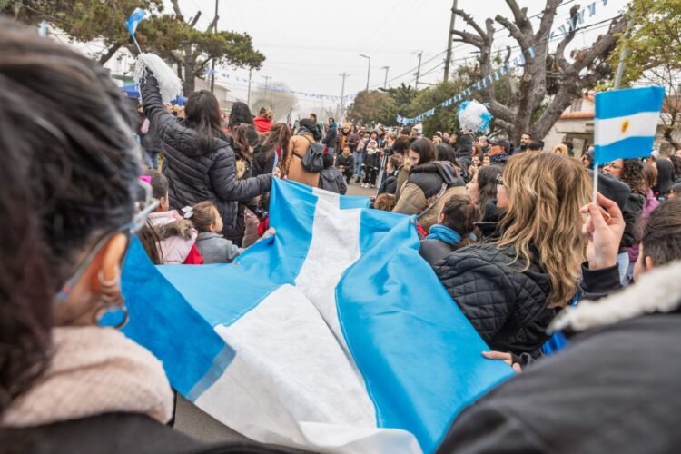 Día de la Independencia en La Costa: Juan llamó a defender la educación, el trabajo y la democracia