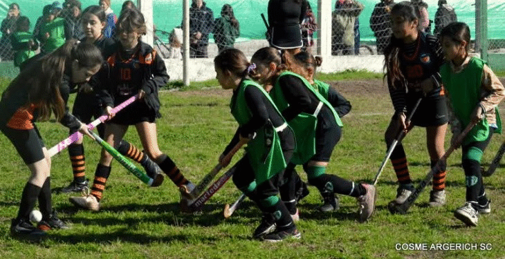 El hockey sobre césped llegó al Club Cosme Argerich de San Clemente del Tuyú