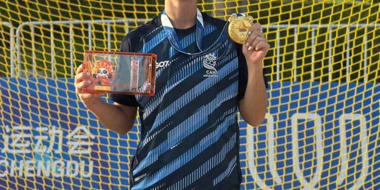 La atleta costera Giuliana Gamba, campeona en los World Games 2025 junto al seleccionado argentino de Beach Handball