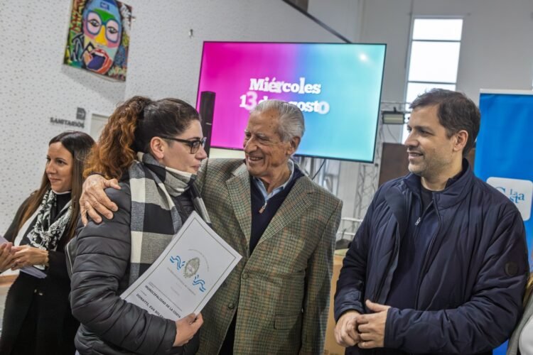 Emocionante entrega de escrituras a más de 270 familias costeras