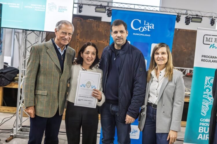 Emocionante entrega de escrituras a más de 270 familias costeras