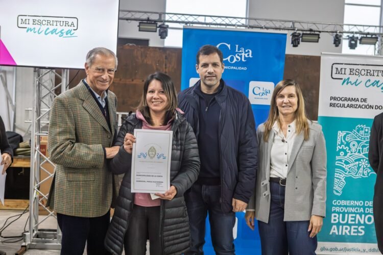 Emocionante entrega de escrituras a más de 270 familias costeras