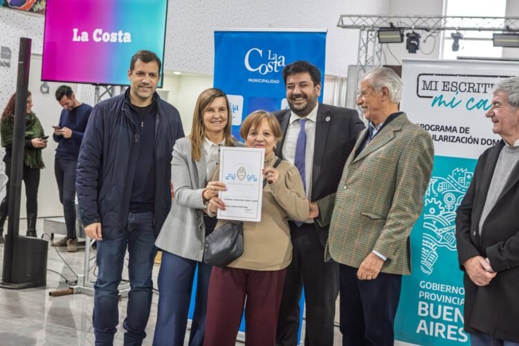 Emocionante entrega de escrituras a más de 270 familias costeras