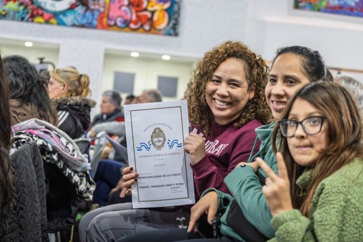 Emocionante entrega de escrituras a más de 270 familias costeras