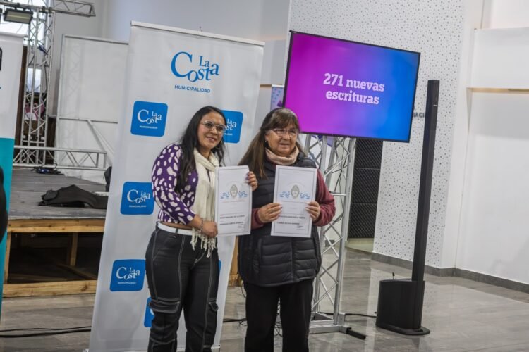 Emocionante entrega de escrituras a más de 270 familias costeras