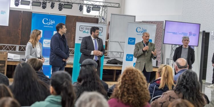 Emocionante entrega de escrituras a más de 270 familias costeras