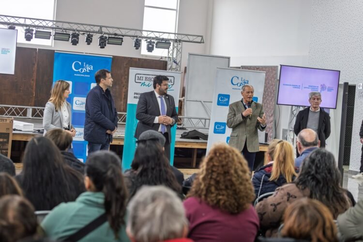 Emocionante entrega de escrituras a más de 270 familias costeras