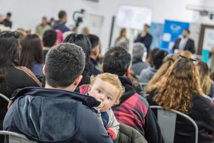 Emocionante entrega de escrituras a más de 270 familias costeras