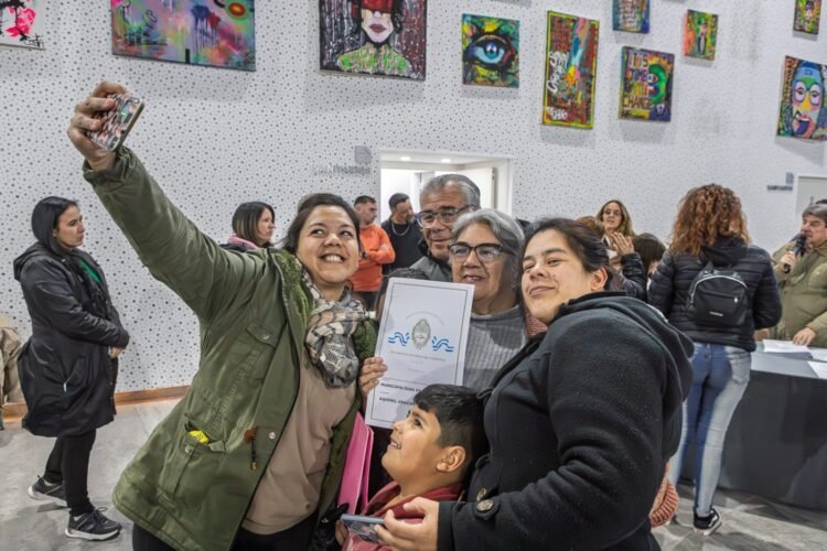 Emocionante entrega de escrituras a más de 270 familias costeras