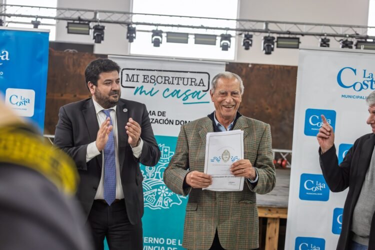 Emocionante entrega de escrituras a más de 270 familias costeras