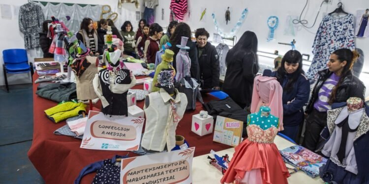 Gran convocatoria en la 3ª Expo Educativa del Centro Formación Laboral 401 de La Lucila del Mar
