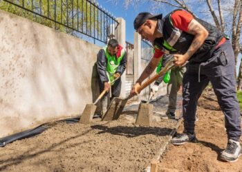 Avanzan los trabajos de mejoras en veredas y espacios públicos en La Costa