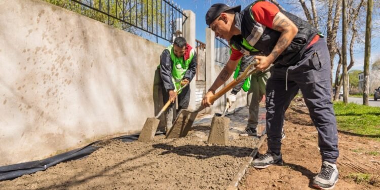 Avanzan los trabajos de mejoras en veredas y espacios públicos en La Costa