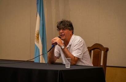 El periodista Pablo Vera presenta su libro “Líbranos del mal” en la Universidad Atlántida Argentina