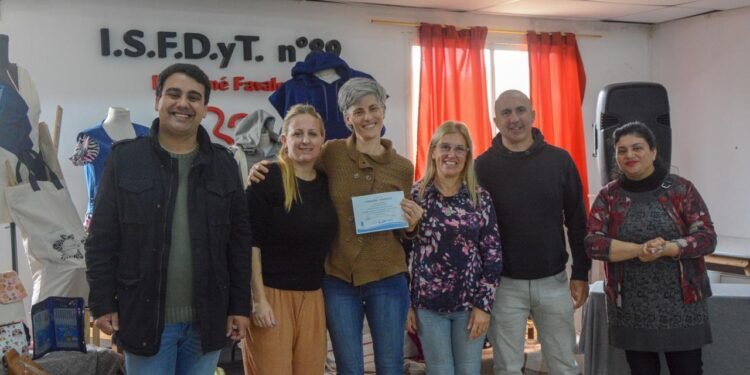 Nuevos egresados recibieron sus diplomas de la formación textil en La Costa