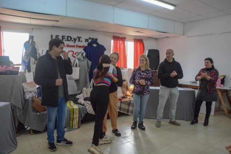 Nuevos egresados recibieron sus diplomas de la formación textil en La Costa