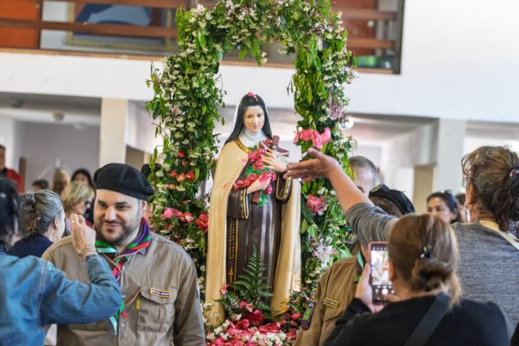 La comunidad celebró la fiesta patronal de Santa Teresita con una jornada de fe y participación