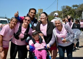 Mar de Ajó celebró la última correcaminata de Octubre Rosa en apoyo a la lucha contra el cáncer de mama