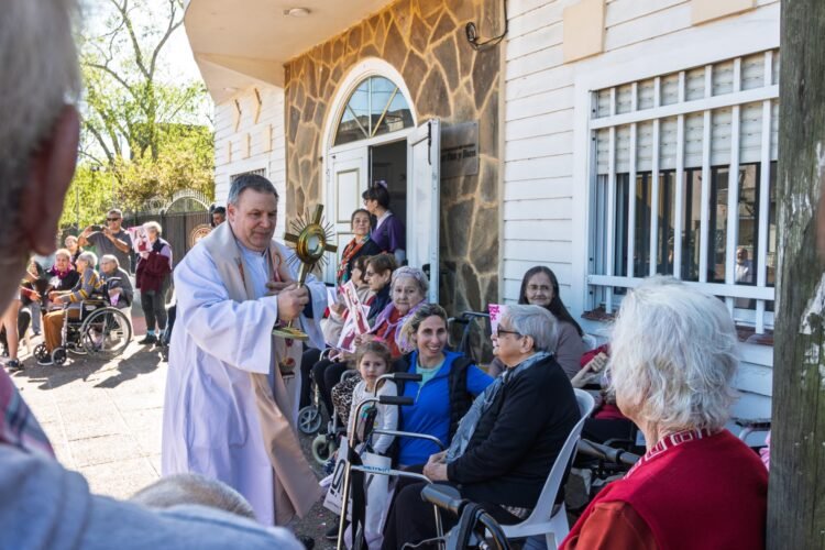 La comunidad celebró la fiesta patronal de Santa Teresita con una jornada de fe y participación