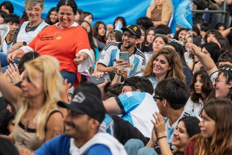 La final de Poné Pausa reunió a cientos de jóvenes en el Estadio de La Costa