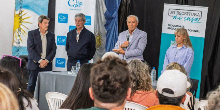 Familias costeras firmaron más de 70 escrituras sociales en San Clemente