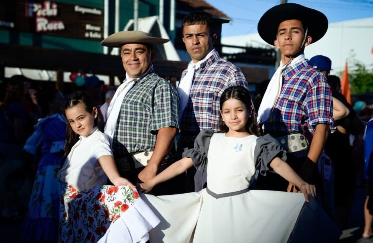 Mar de Ajó celebró sus 90 años con homenaje a sus pioneros y una fiesta popular