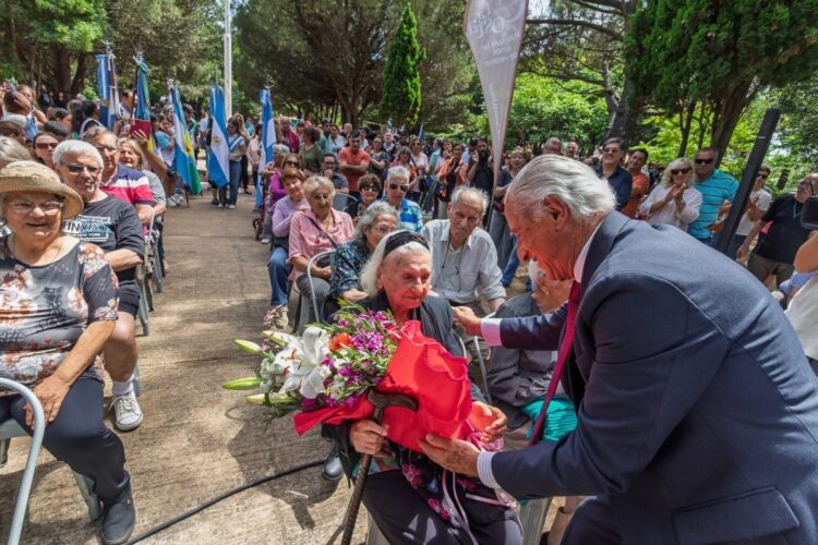Mar de Ajó celebró sus 90 años con homenaje a sus pioneros y una fiesta popular