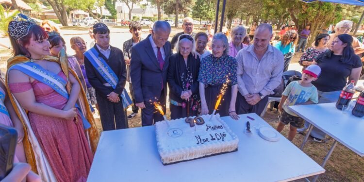 Mar de Ajó celebró sus 90 años con homenaje a sus pioneros y una fiesta popular