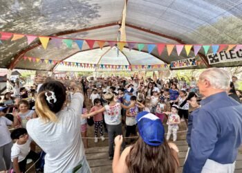 Chicos y chicas de las Colonias Culturales de Verano se reunieron en el Parque Laberinto Las Toninas