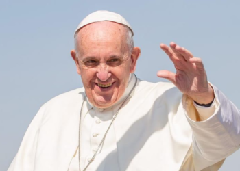 La comunidad costera recuerda al papa Francisco a un año de su muerte