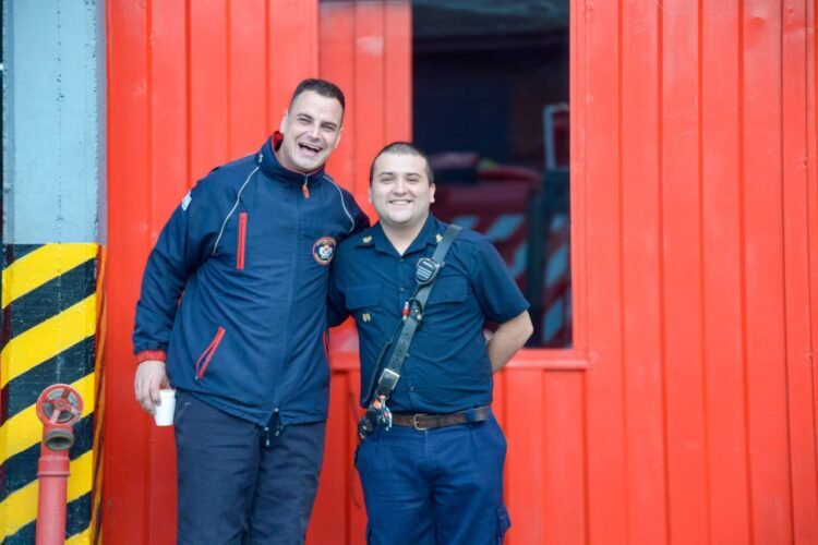 Juan de Jesús visitó el Cuartel de Bomberos de Mar de Ajó para saludarlos en su día
