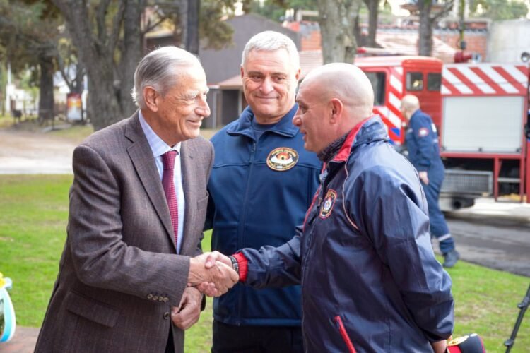 Juan de Jesús visitó el Cuartel de Bomberos de Mar de Ajó para saludarlos en su día