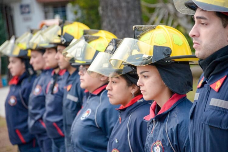 Juan de Jesús visitó el Cuartel de Bomberos de Mar de Ajó para saludarlos en su día
